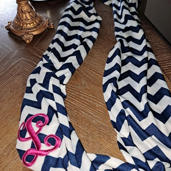 Monogram "L" scarf preppy Monogram scarf - Picture 1 of 13